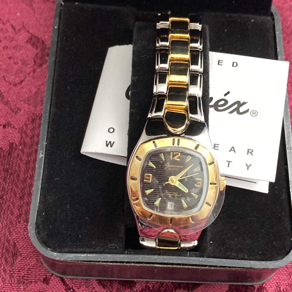NWOT GENEVEX TWO TONE WATCH. WATER RESISTANT TO 100’. ADJUSTABLE BAND/BLACK FACE